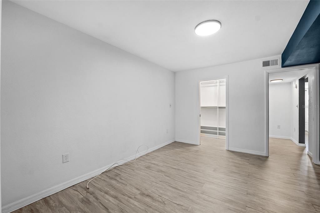 For Sale: $250,000 (1 beds, 1 baths, 945 Square Feet)