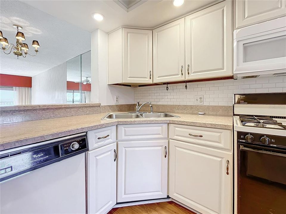 For Sale: $217,900 (2 beds, 2 baths, 1280 Square Feet)