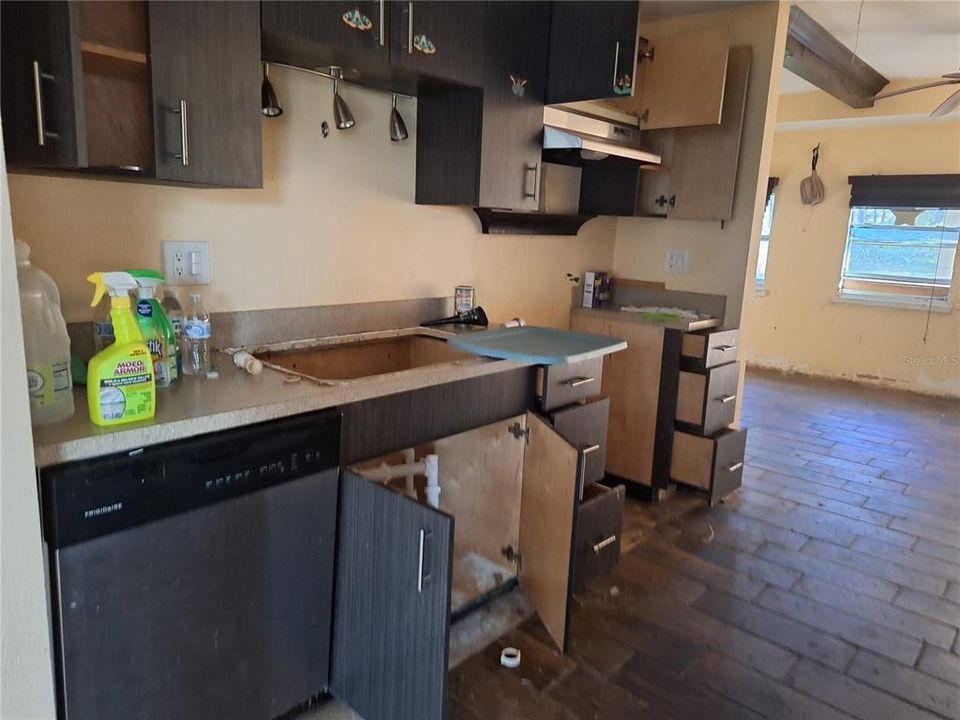 For Sale: $125,000 (1 beds, 1 baths, 995 Square Feet)