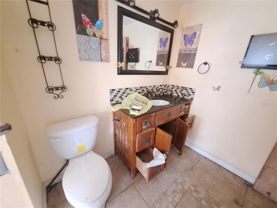 For Sale: $125,000 (1 beds, 1 baths, 995 Square Feet)