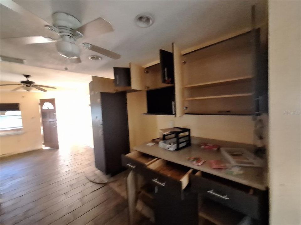 For Sale: $125,000 (1 beds, 1 baths, 995 Square Feet)