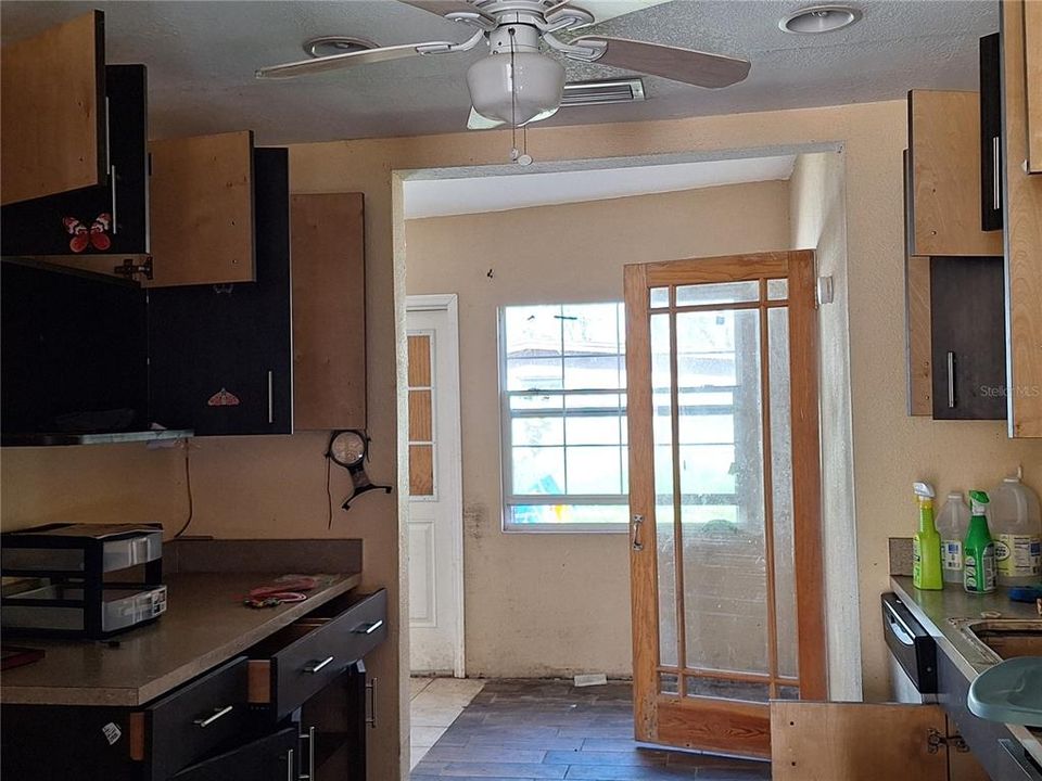 For Sale: $125,000 (1 beds, 1 baths, 995 Square Feet)