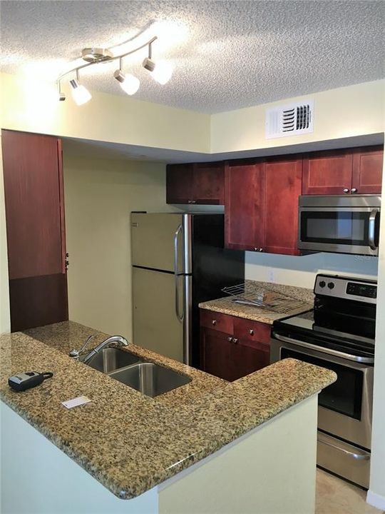 For Rent: $1,400 (1 beds, 1 baths, 711 Square Feet)