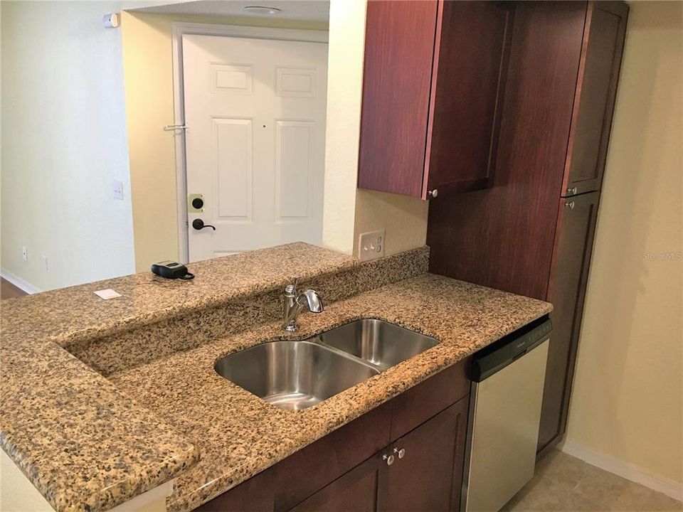 For Rent: $1,400 (1 beds, 1 baths, 711 Square Feet)