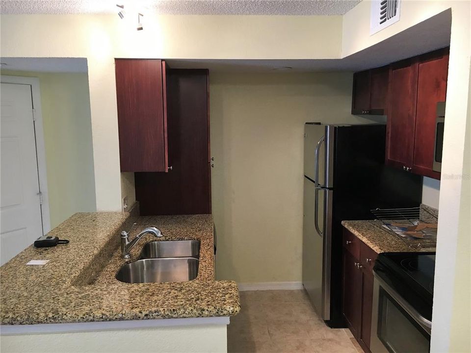 For Rent: $1,400 (1 beds, 1 baths, 711 Square Feet)