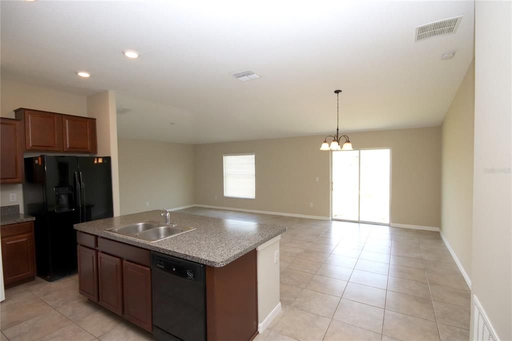 For Rent: $2,150 (3 beds, 2 baths, 1561 Square Feet)