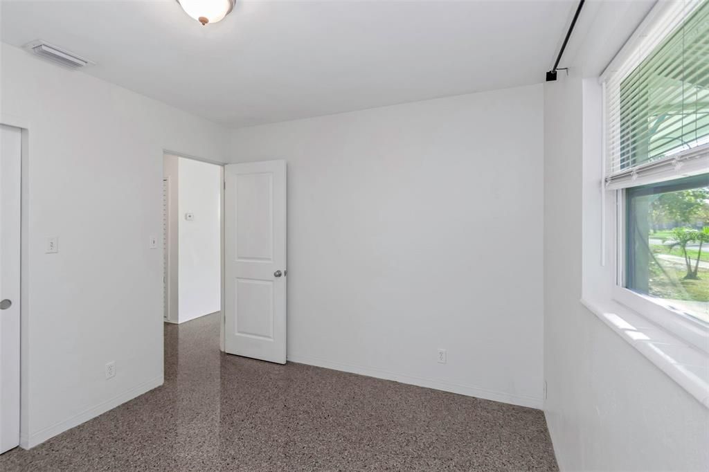 For Sale: $335,000 (2 beds, 1 baths, 975 Square Feet)