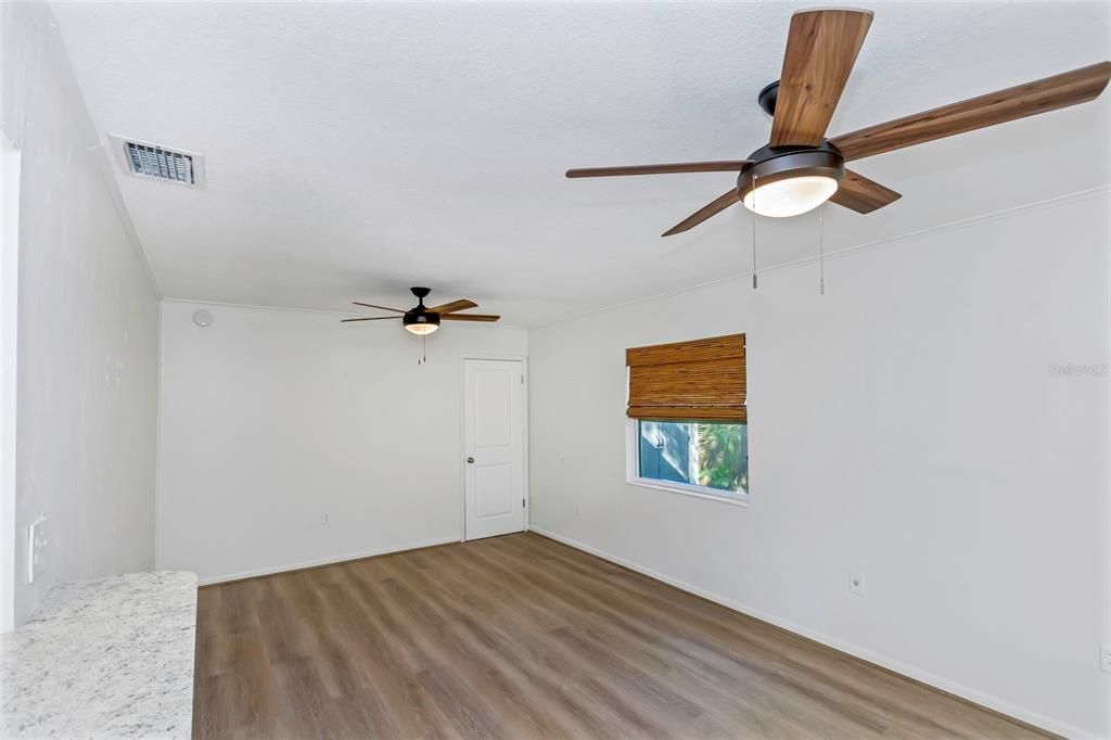 For Sale: $335,000 (2 beds, 1 baths, 975 Square Feet)