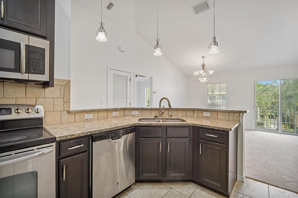 Active With Contract: $345,000 (2 beds, 2 baths, 1264 Square Feet)