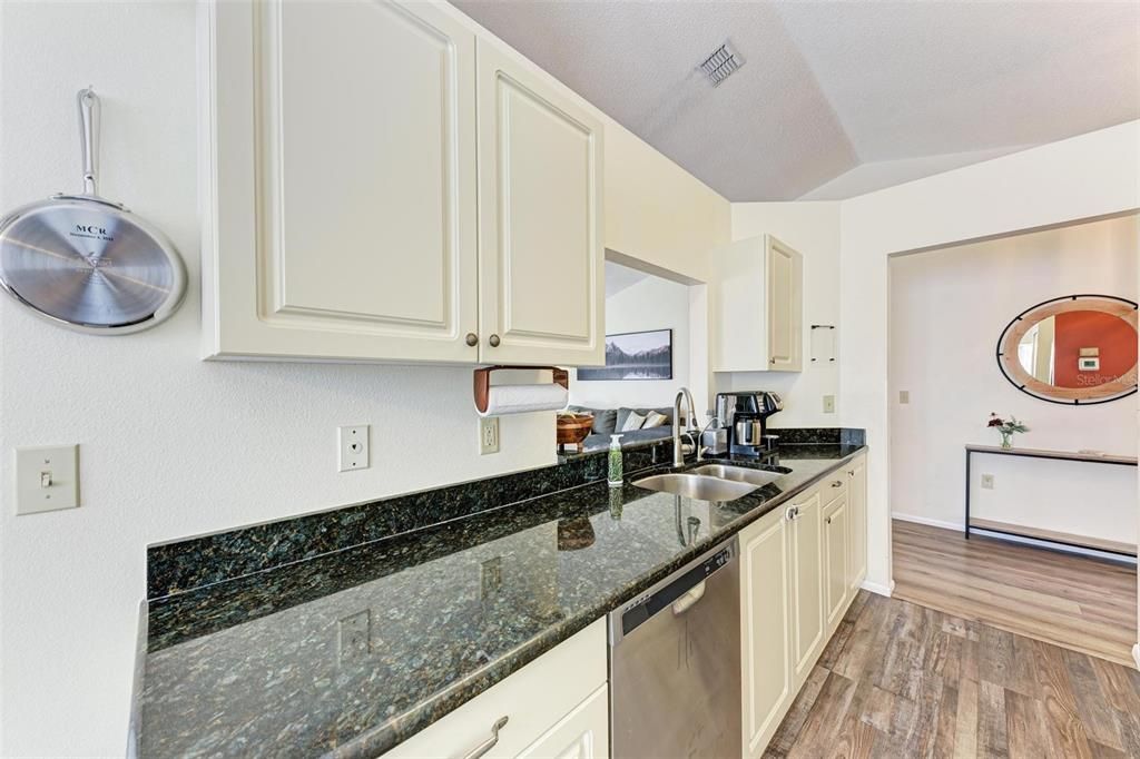 For Sale: $299,000 (2 beds, 2 baths, 1086 Square Feet)