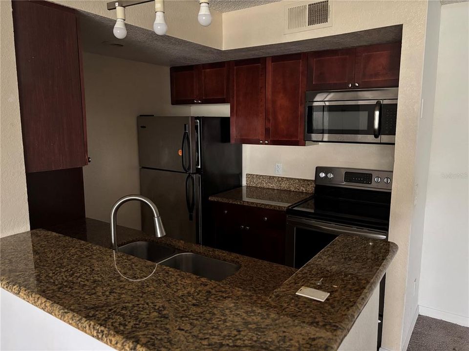 For Rent: $1,350 (1 beds, 1 baths, 711 Square Feet)