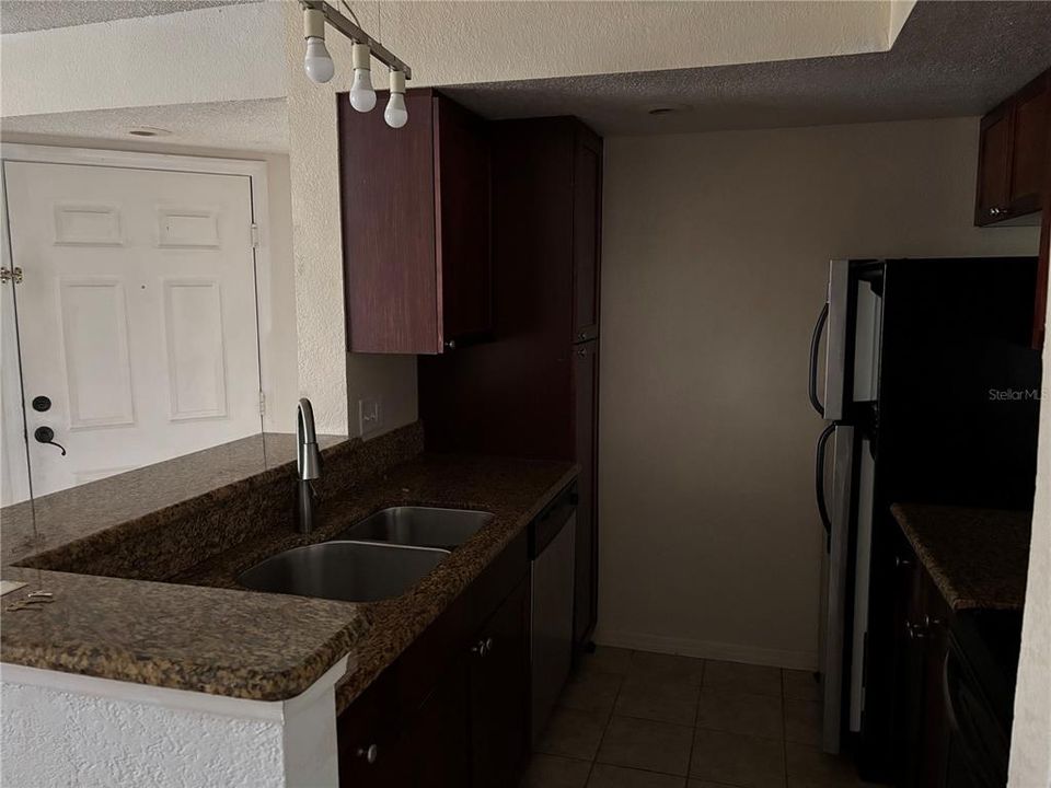 For Rent: $1,350 (1 beds, 1 baths, 711 Square Feet)