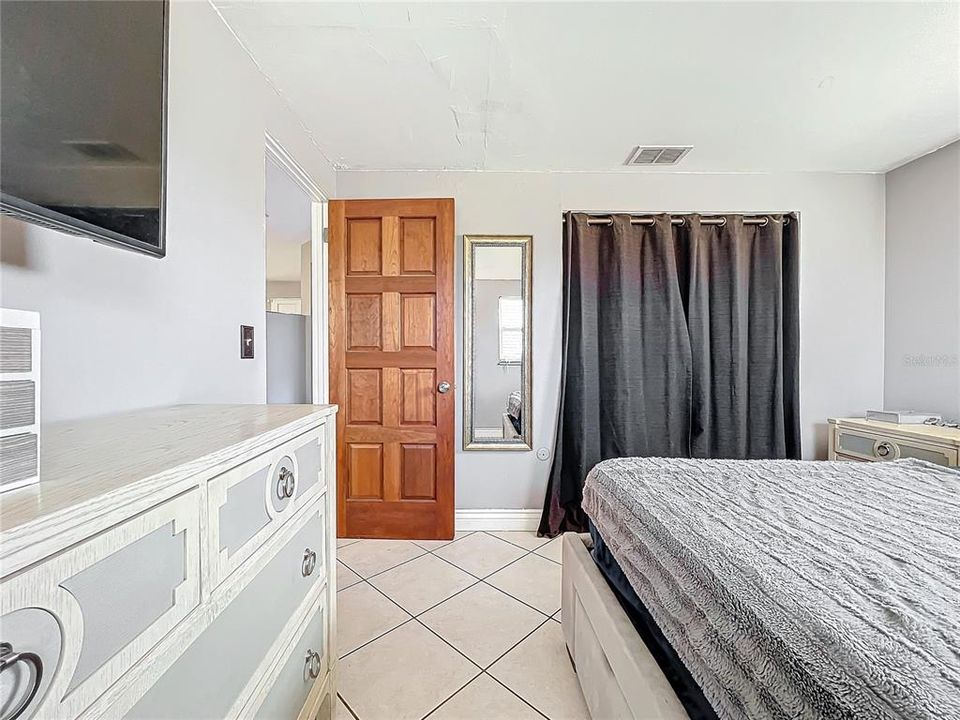 For Sale: $345,000 (2 beds, 1 baths, 951 Square Feet)