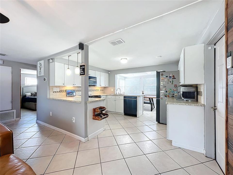 For Sale: $345,000 (2 beds, 1 baths, 951 Square Feet)