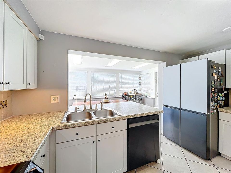 For Sale: $345,000 (2 beds, 1 baths, 951 Square Feet)