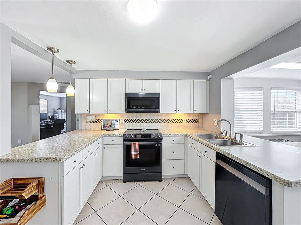 For Sale: $345,000 (2 beds, 1 baths, 951 Square Feet)