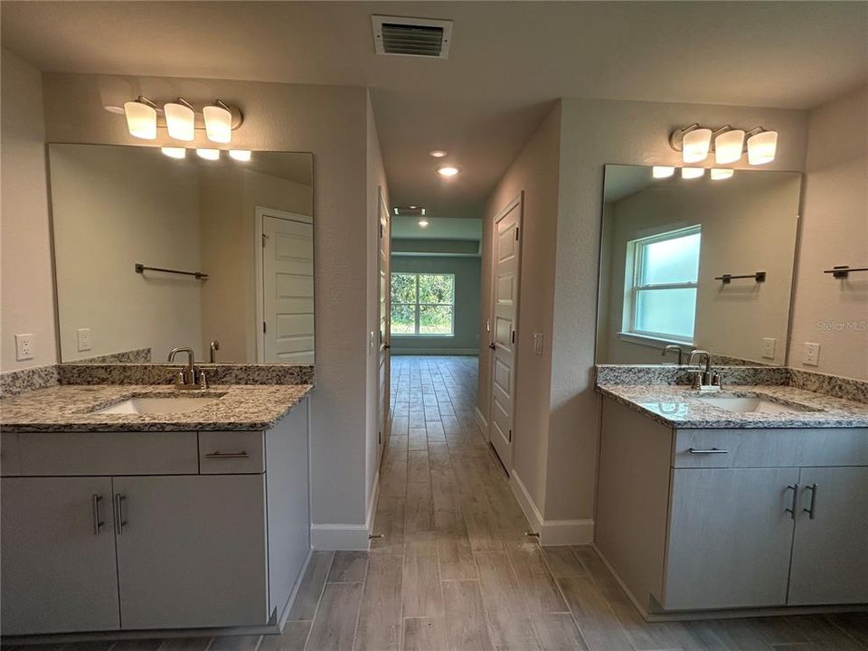 合同活跃: $383,100 (4 贝兹, 2 浴室, 2330 平方英尺)