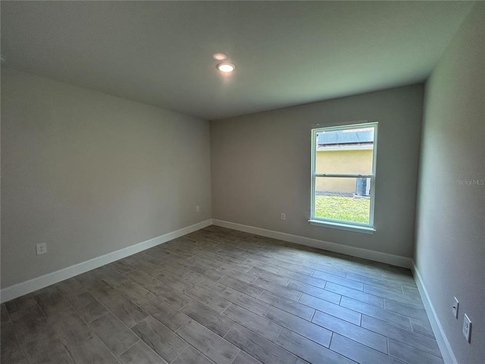 合同活跃: $383,100 (4 贝兹, 2 浴室, 2330 平方英尺)