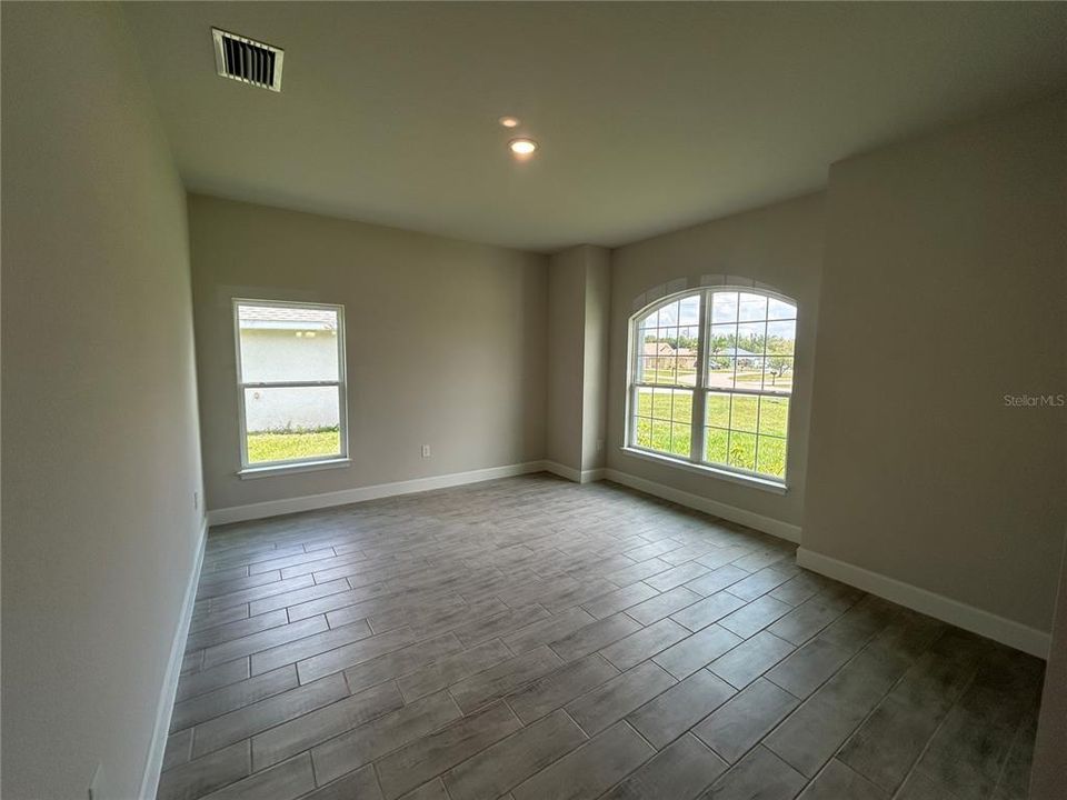 合同活跃: $383,100 (4 贝兹, 2 浴室, 2330 平方英尺)