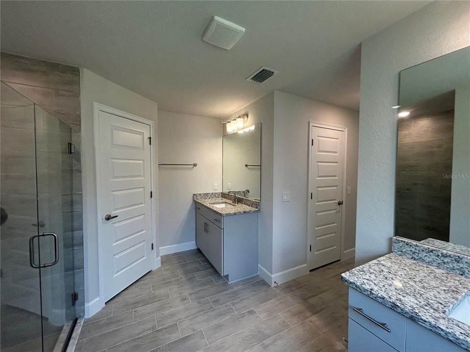 合同活跃: $383,100 (4 贝兹, 2 浴室, 2330 平方英尺)