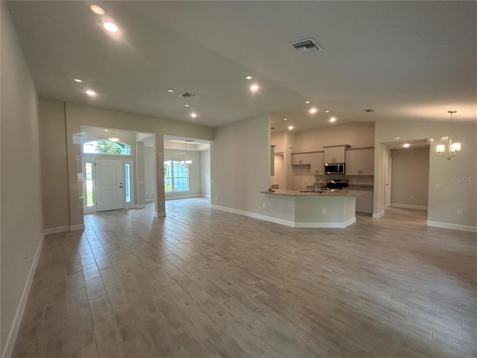 合同活跃: $383,100 (4 贝兹, 2 浴室, 2330 平方英尺)