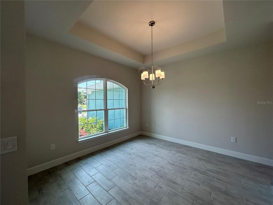 合同活跃: $383,100 (4 贝兹, 2 浴室, 2330 平方英尺)