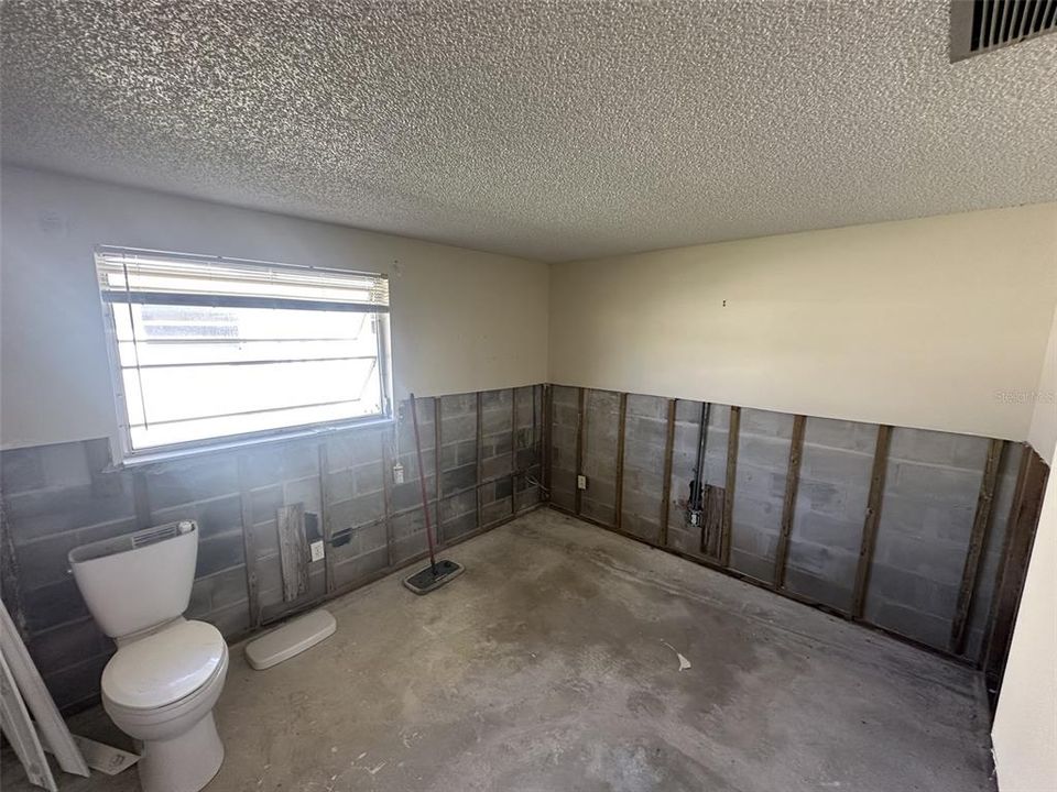 For Sale: $66,900 (2 beds, 1 baths, 722 Square Feet)