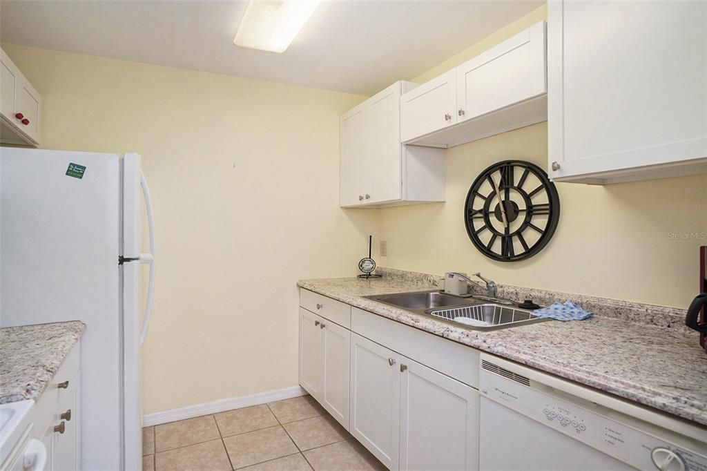 For Sale: $180,000 (2 beds, 2 baths, 912 Square Feet)