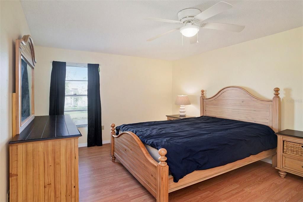 For Sale: $180,000 (2 beds, 2 baths, 912 Square Feet)