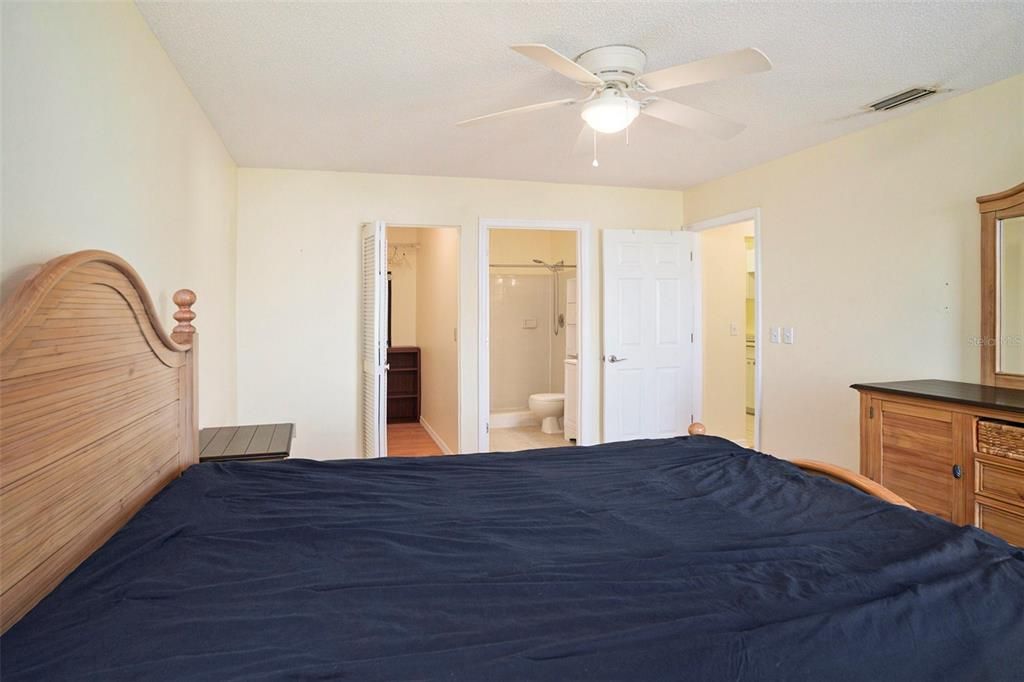 For Sale: $180,000 (2 beds, 2 baths, 912 Square Feet)