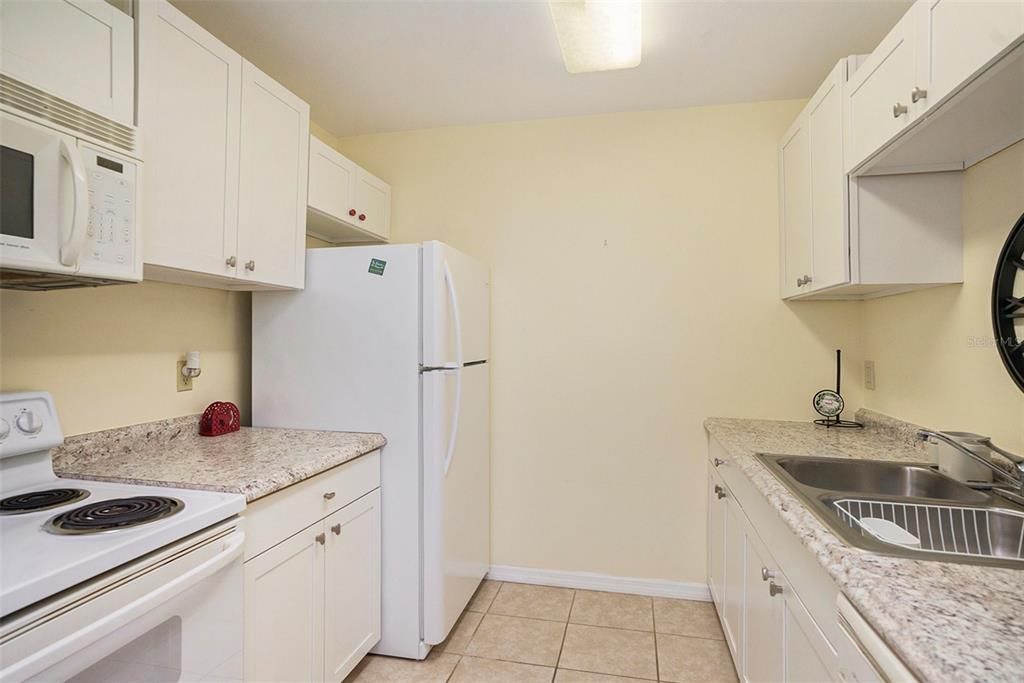 For Sale: $180,000 (2 beds, 2 baths, 912 Square Feet)