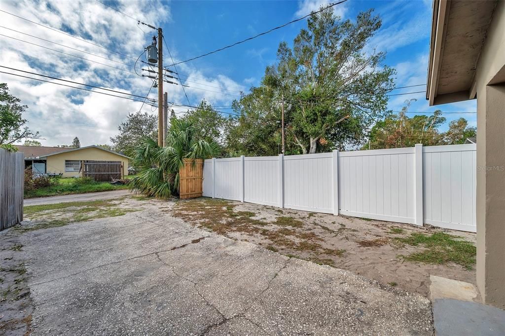 For Sale: $265,000 (2 beds, 1 baths, 870 Square Feet)