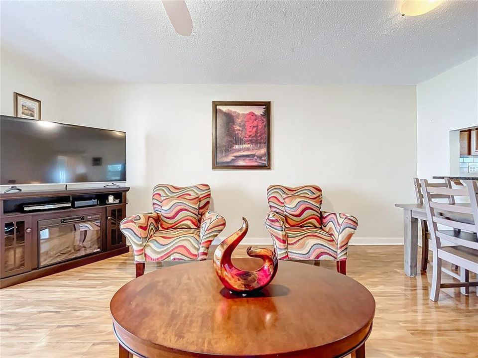 For Sale: $199,000 (2 beds, 2 baths, 956 Square Feet)