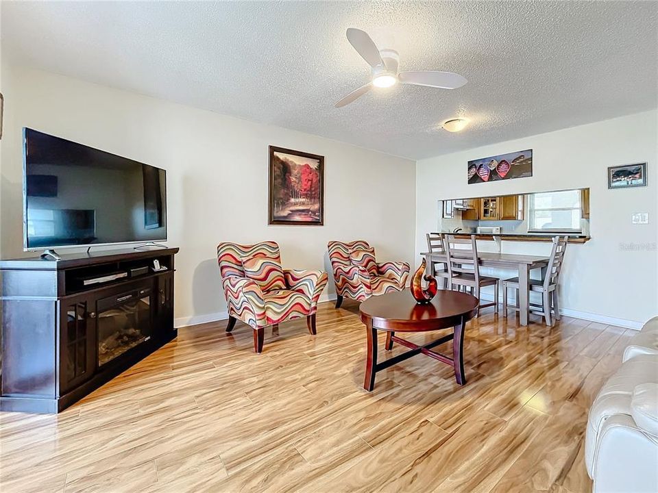 For Sale: $199,000 (2 beds, 2 baths, 956 Square Feet)