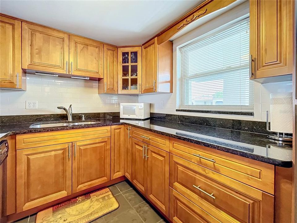 For Sale: $199,000 (2 beds, 2 baths, 956 Square Feet)