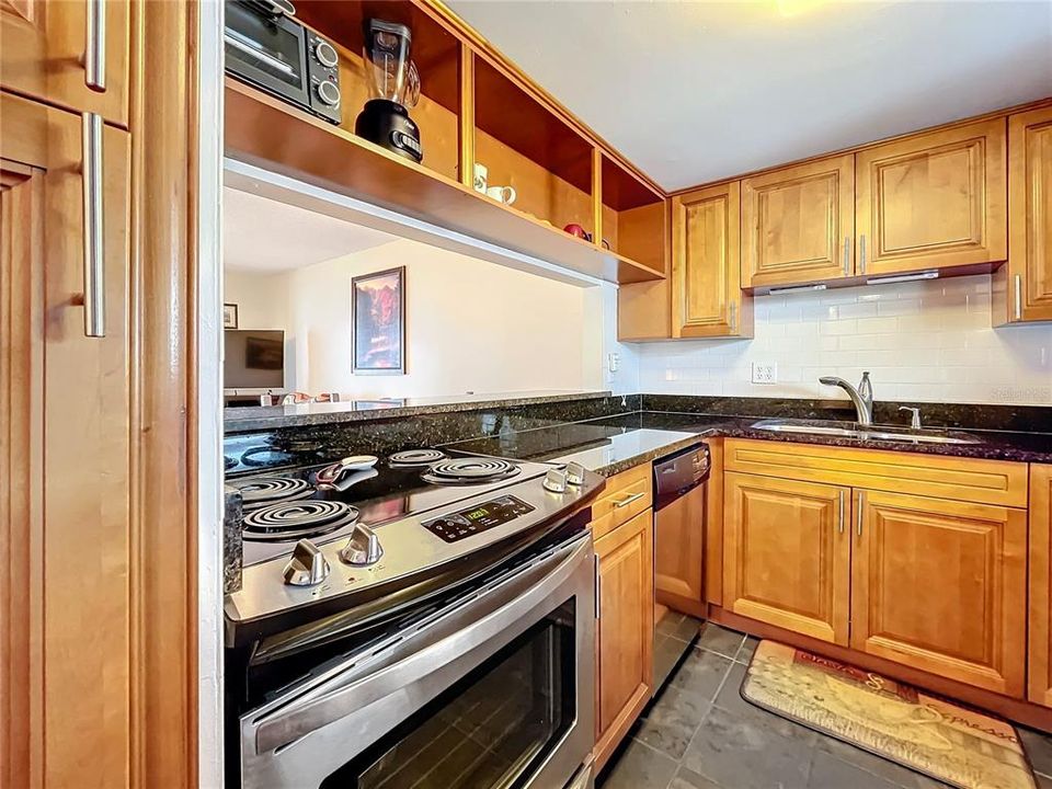 For Sale: $199,000 (2 beds, 2 baths, 956 Square Feet)