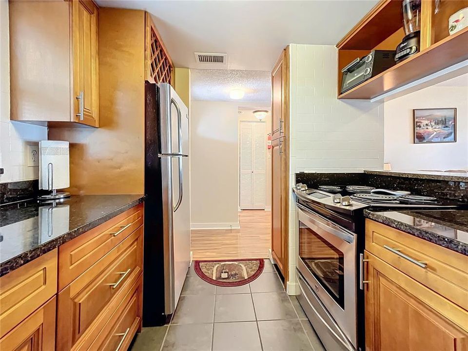 For Sale: $199,000 (2 beds, 2 baths, 956 Square Feet)