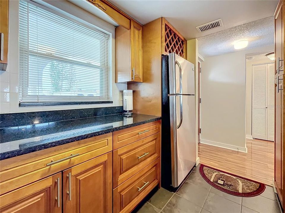 For Sale: $199,000 (2 beds, 2 baths, 956 Square Feet)