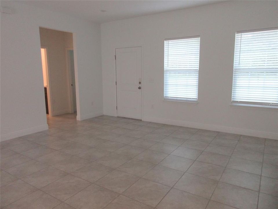 For Rent: $2,000 (4 beds, 2 baths, 1578 Square Feet)