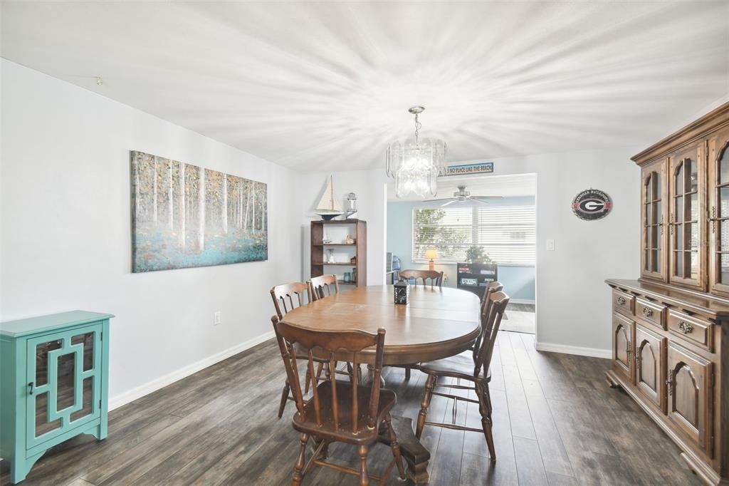 For Sale: $279,000 (2 beds, 2 baths, 1649 Square Feet)