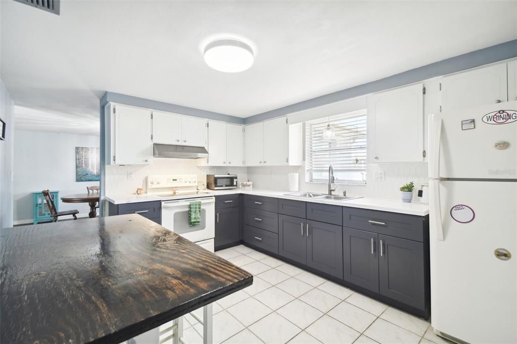 For Sale: $279,000 (2 beds, 2 baths, 1649 Square Feet)