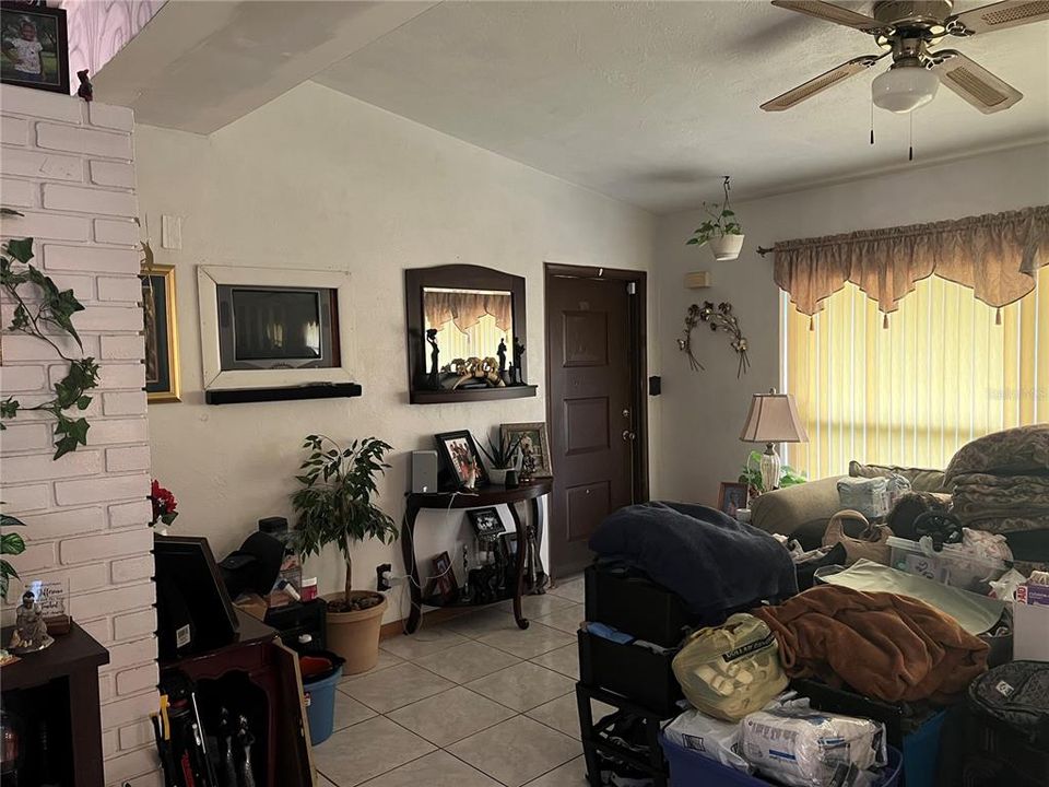 For Sale: $270,000 (2 beds, 1 baths, 1262 Square Feet)