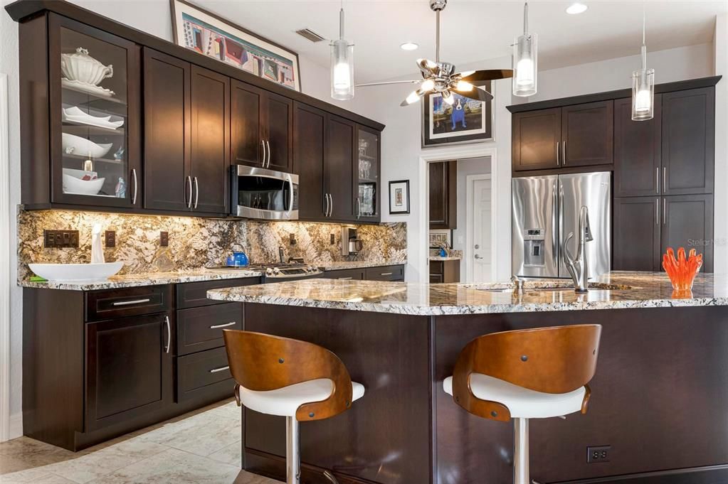 Breakfast bar, kitchen