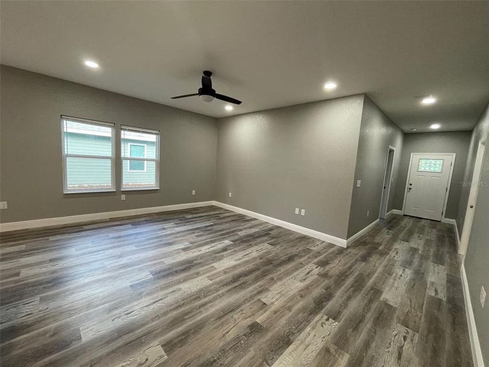 For Sale: $274,900 (3 beds, 2 baths, 1358 Square Feet)