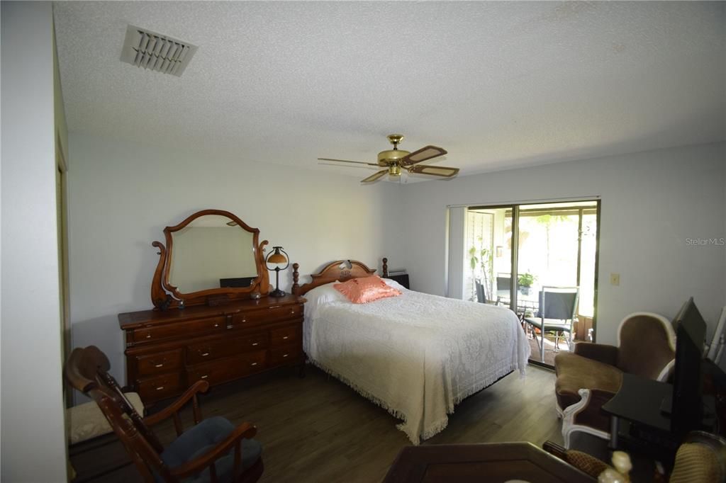 For Sale: $154,900 (2 beds, 2 baths, 812 Square Feet)