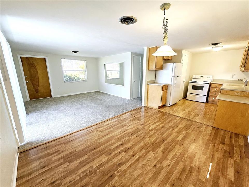 For Rent: $1,425 (1 beds, 1 baths, 696 Square Feet)