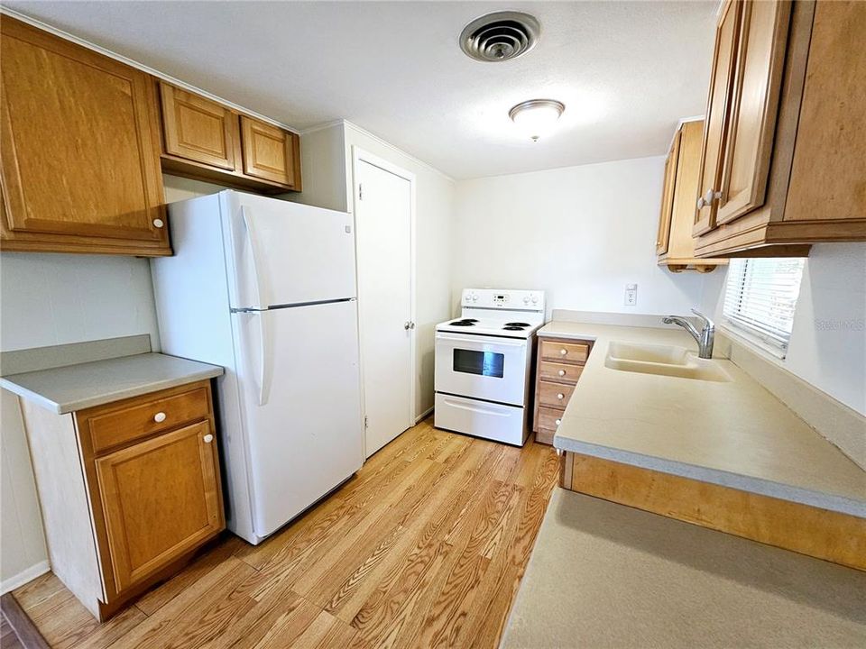 For Rent: $1,425 (1 beds, 1 baths, 696 Square Feet)