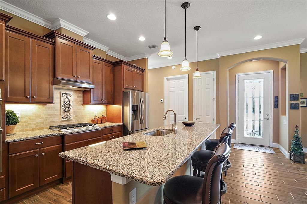 Pantry (R) and Laundry (L) are conveniently located just off the kitchen.