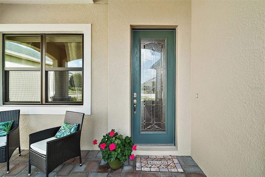 The front entrance has a gorgeous decorative etched glass door.