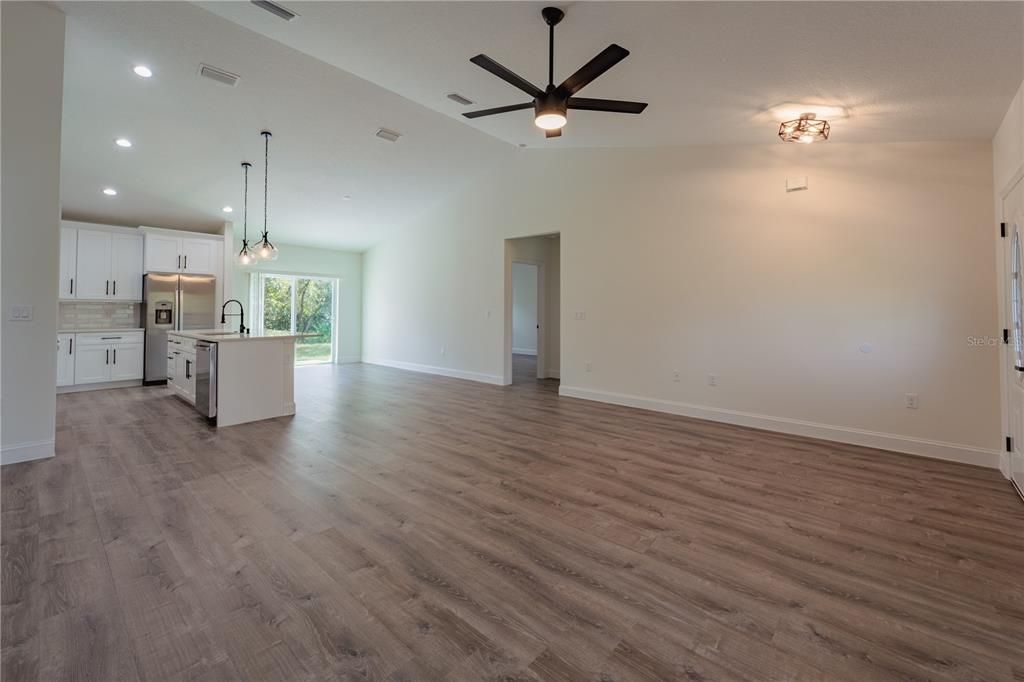 For Sale: $339,900 (3 beds, 2 baths, 1598 Square Feet)